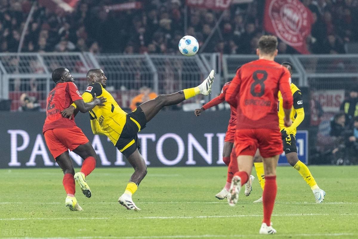 拜仁慕尼黑主场轻取勒沃库森，保持领先